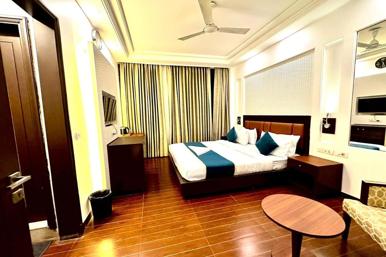 Hotel The Imperio Nueva Delhi Exterior foto